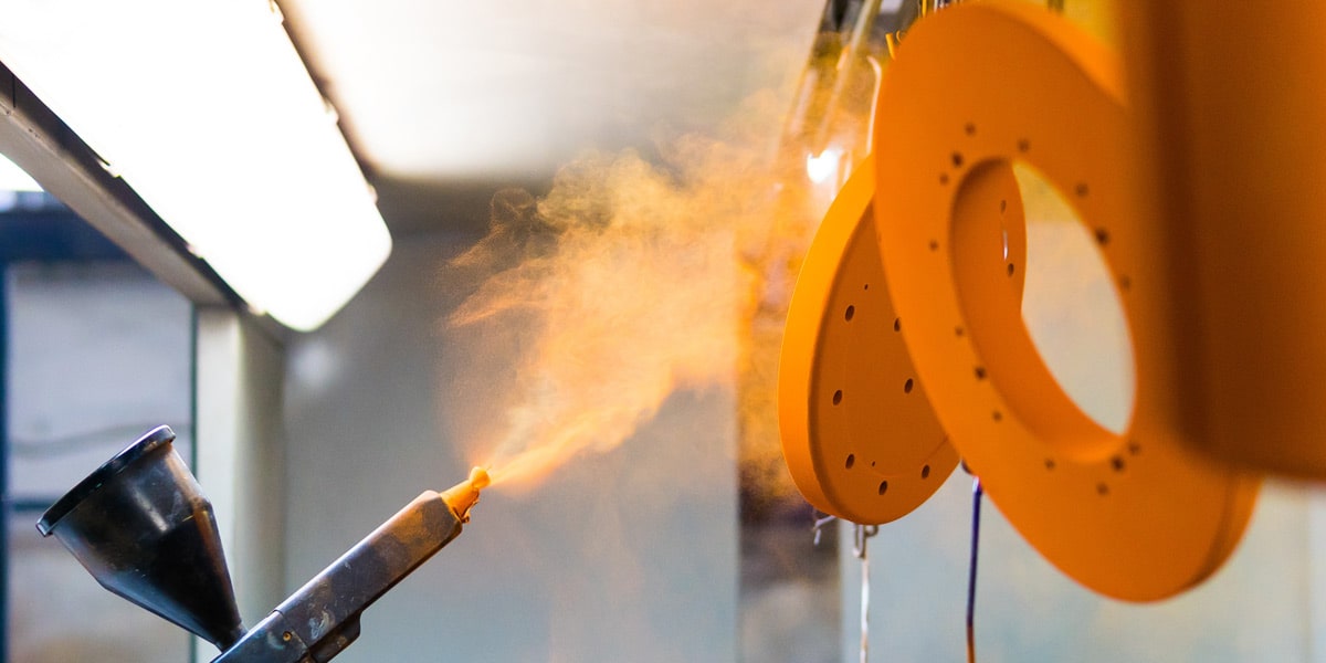 Werkstücke werden orange pulverbeschichtet